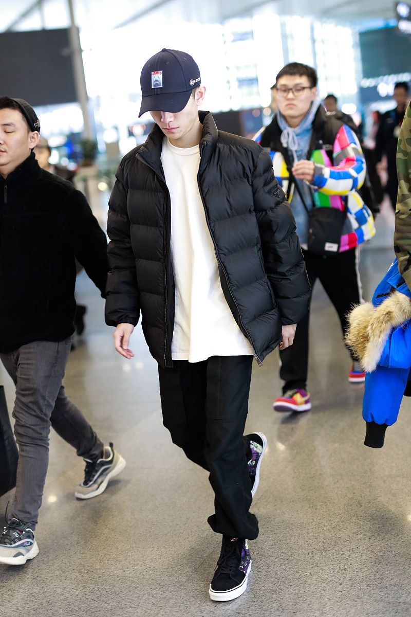 张一山街拍:prada黑色棉服内搭白t恤简约低调