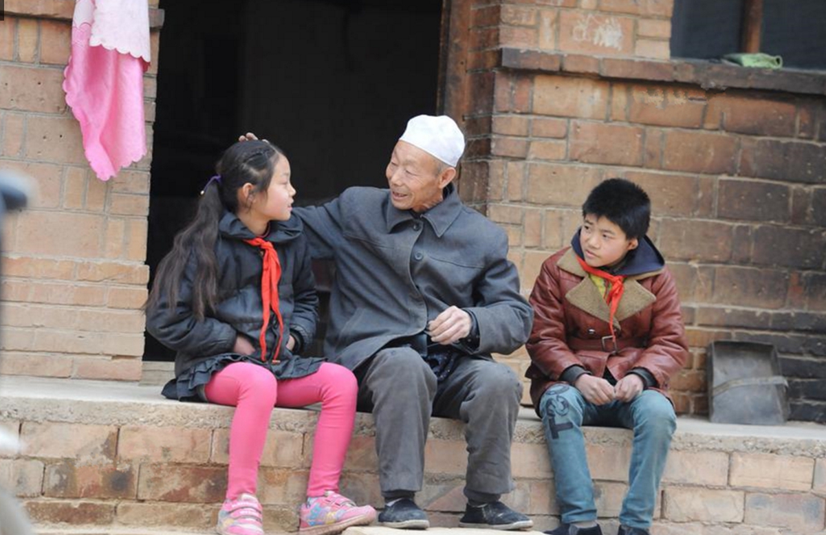 农村大叔年过70,娶小23岁流浪女,老年得子,四口之家遭人嫉妒