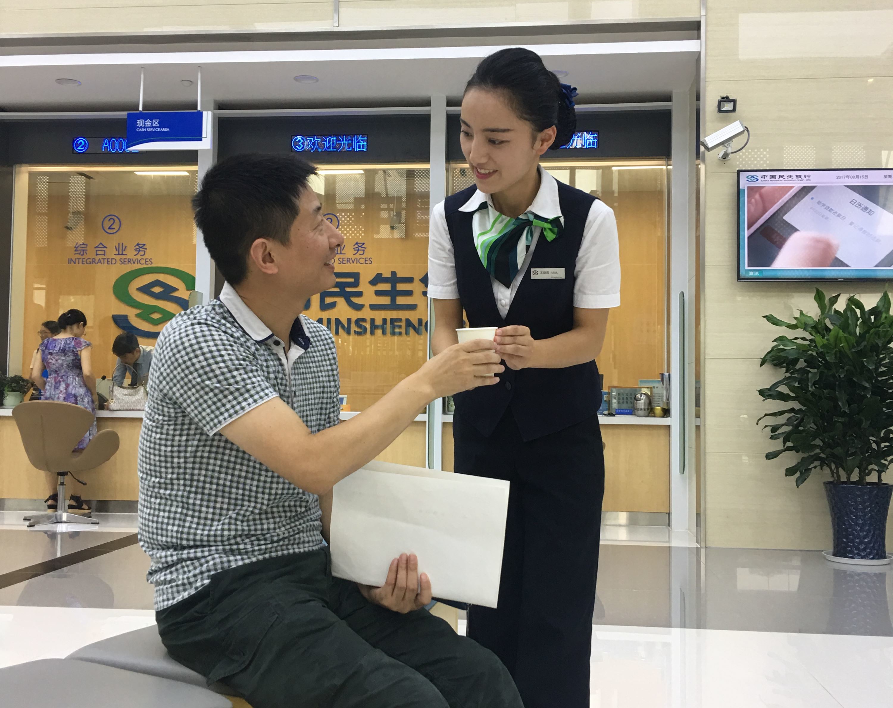 朋友在银行取到假钱,银行职员想要推卸责任,朋友的做法值得学习