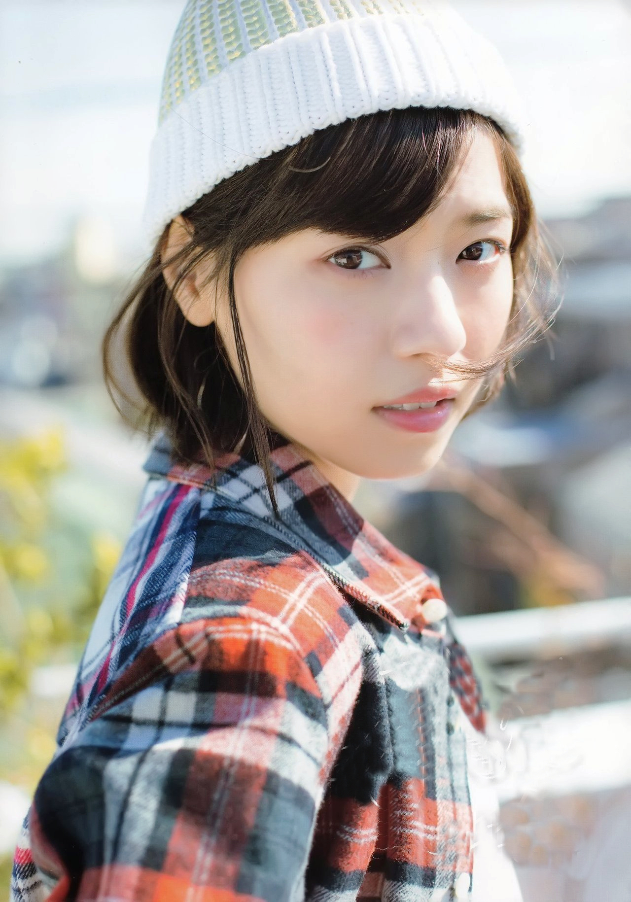 阳光下的青涩可爱开心小女子