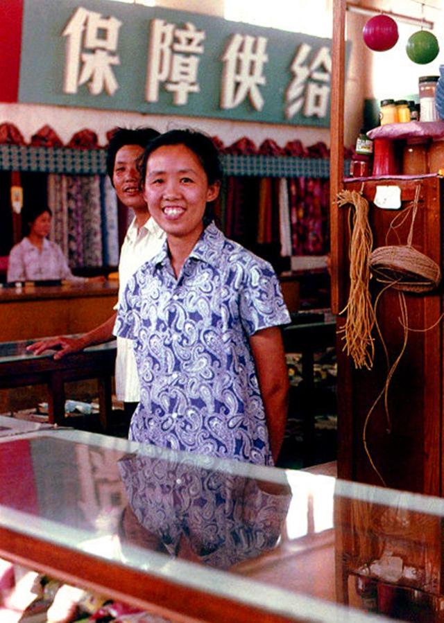 70年代的中国老照片:图2是挂在街边的宣传标语,图5研究渡槽建设