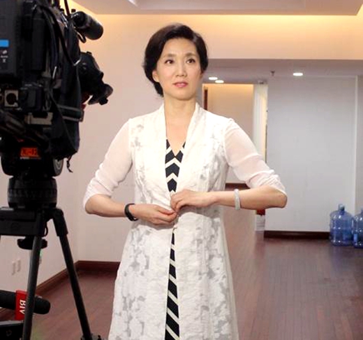 央视主持人李修平近照曝光,再婚嫁副委员长,今55岁气质依旧!