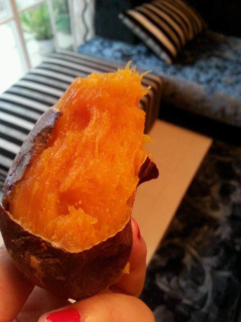 东北的烤货可不止有烧烤,大油桶也能烤出美味,冬日温暖烤地瓜