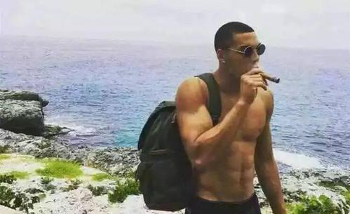 戈登的腹肌,雷阿伦的腹肌,詹姆斯的腹肌,差距一目了然!