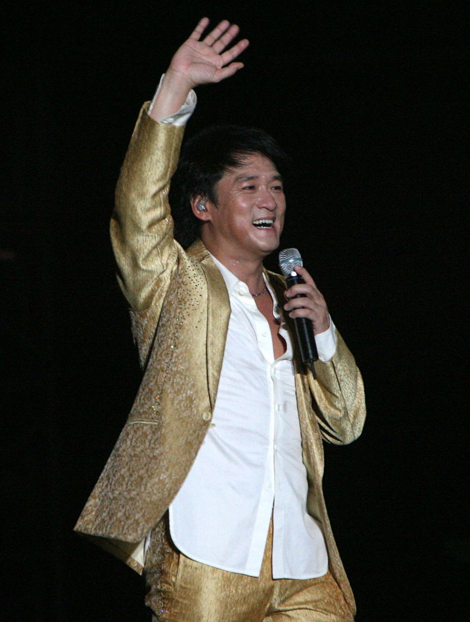 歌手周华健,娶了一个外国老婆,康翠兰,生了一儿一女,都已经长大成人