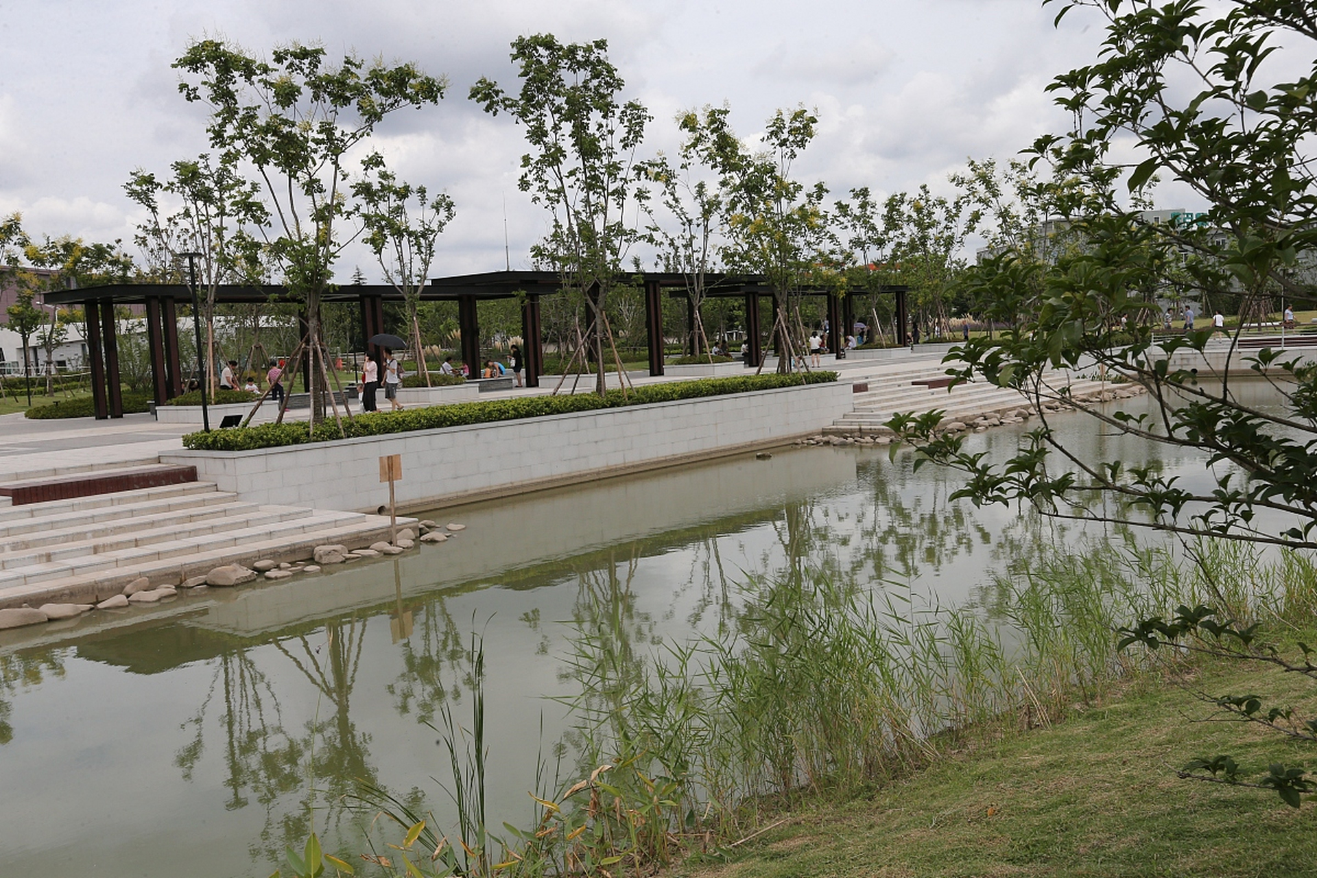 临江公园位于上海宝山区,因其濒临长江而得名,如今已成为该地区的标志