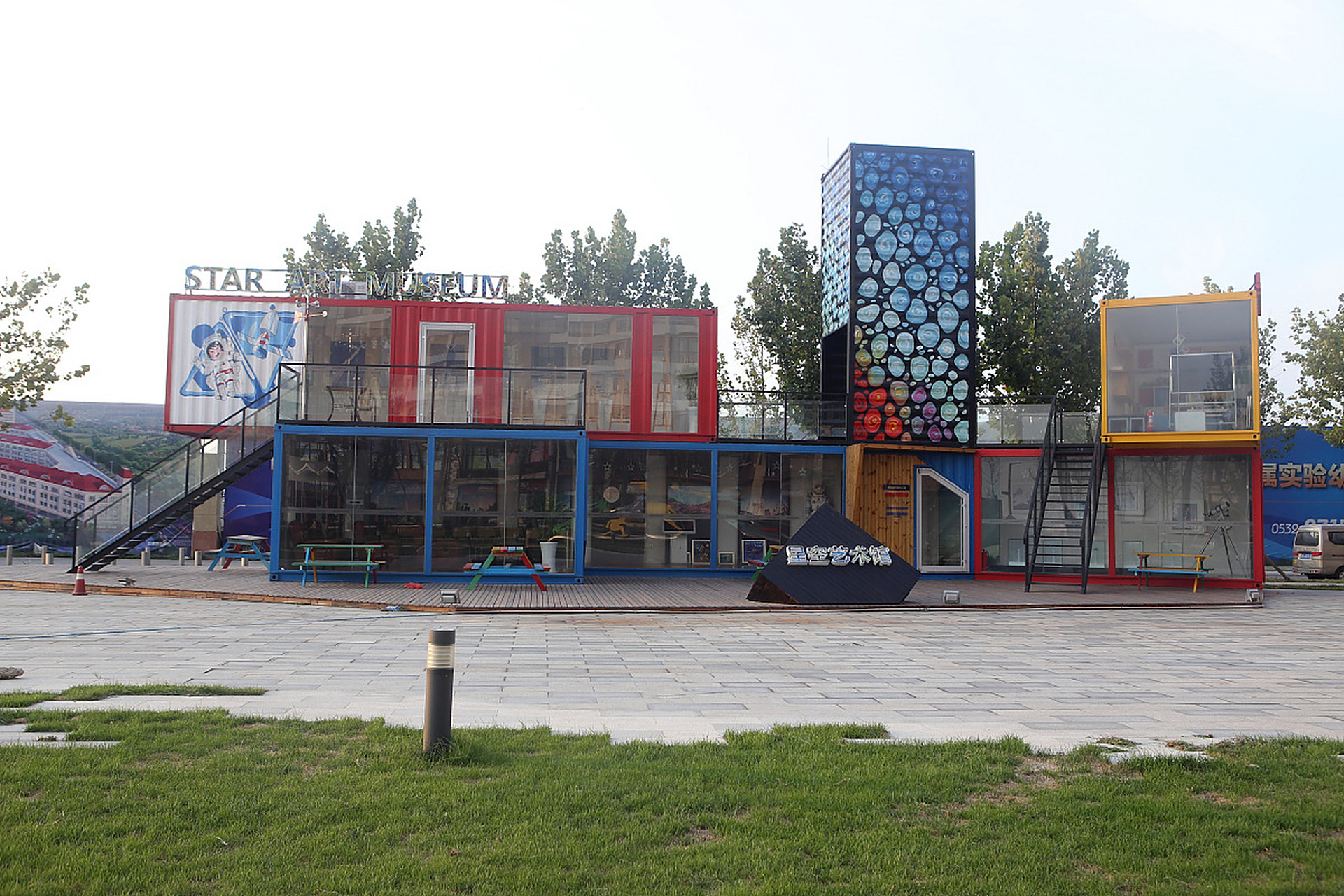 用集装箱建造办公楼或者售楼中心有以下优点:  - 灵活:快速搭建,增减