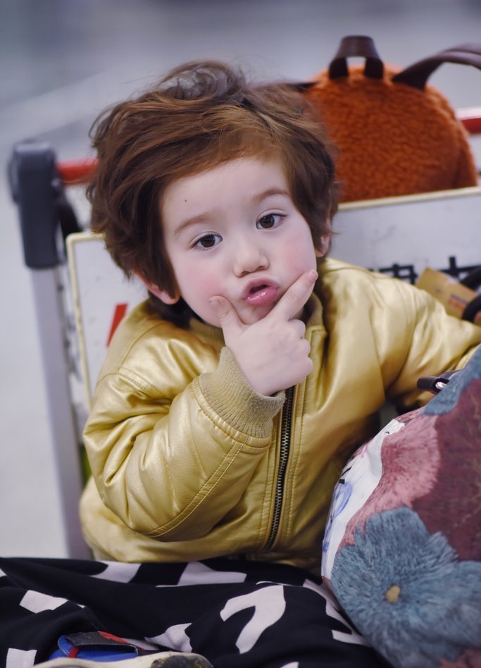 《放开我北鼻》jackson近照,大眼卷发长睫毛,混血宝宝就是漂亮