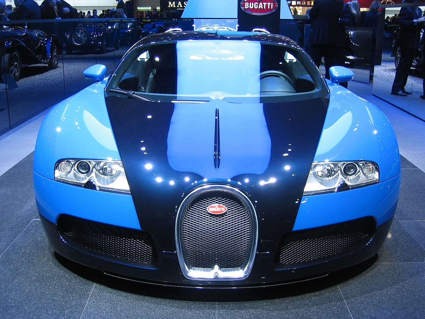 布加迪威龙超级跑车是汽车工业的杰出成就,性能卓越,象征着亿万富豪的