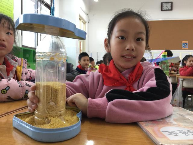 有爱心!河南大学附属学校(小学部)学生自制喂鸟器,关爱小鸟