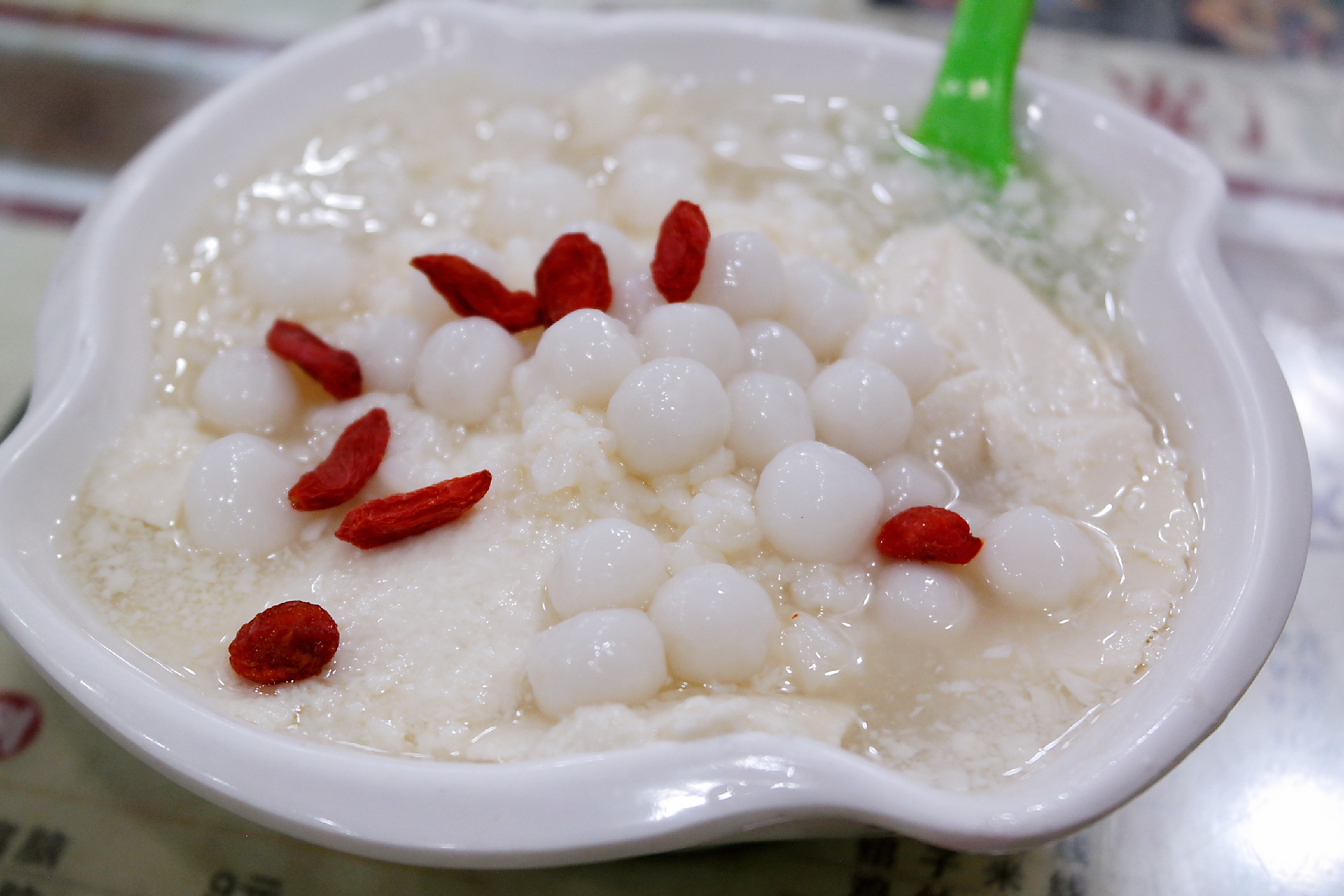 峨眉山当地人最喜欢的小吃之一?牛肉豆腐脑!游客:还不错!