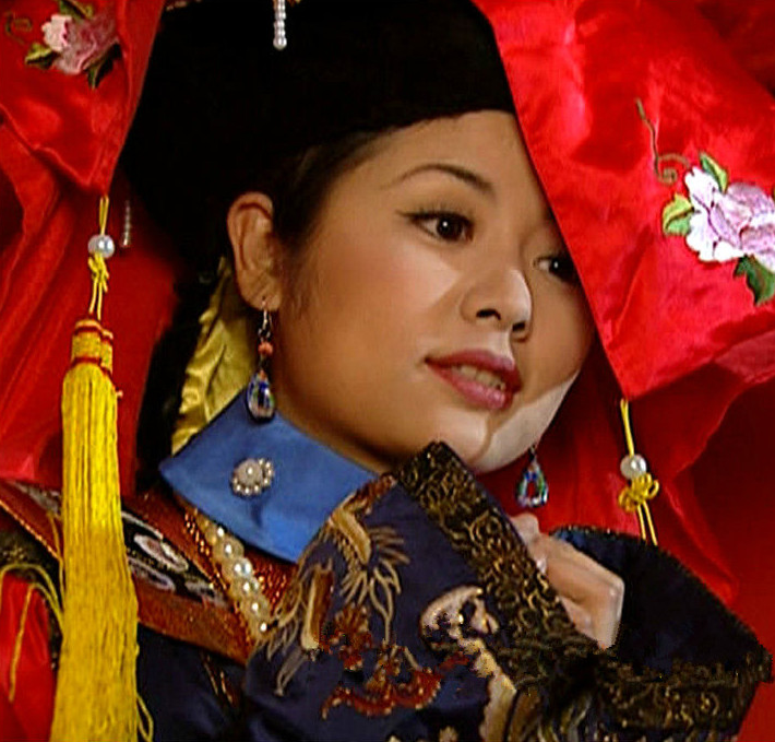 《大人物》透过红盖头上垂落的流苏,倩宁笑容甜美.