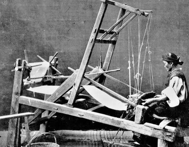 晚清真实老照片:图1为女性在织布机上工作,图3为大户人家的小姐