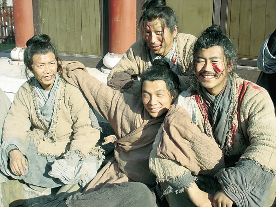 横店的横漂演员超3万,每天打牌睡觉混日子,领70块工资坚持要干