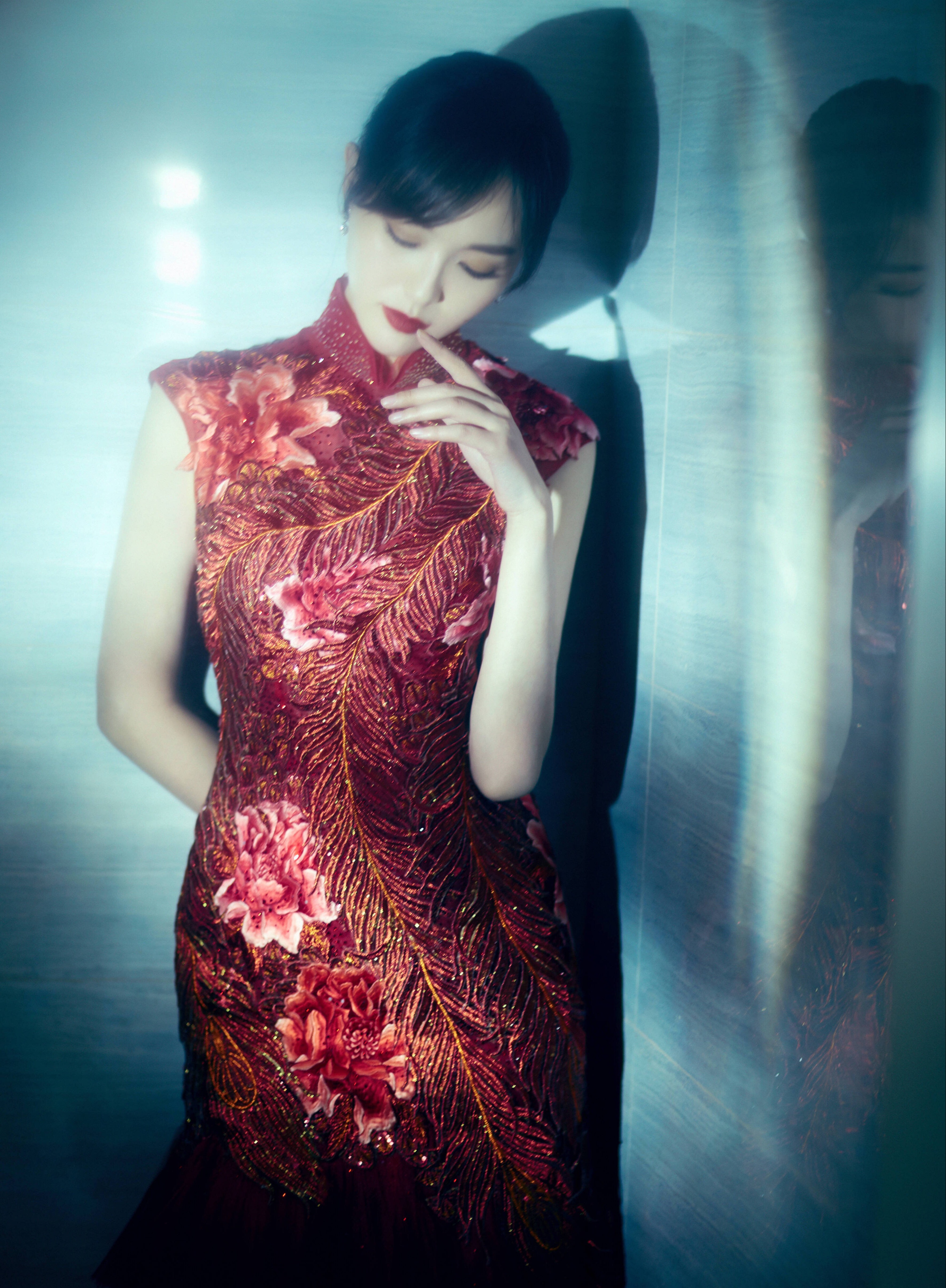 唐嫣一袭红旗袍装现身北京元宵晚会,大长腿太抢镜,粉碎怀孕传闻