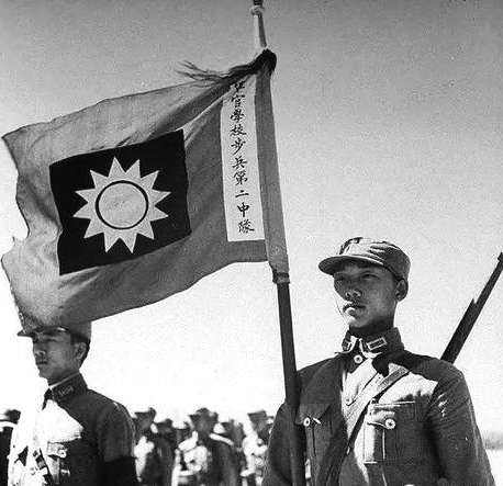 国民党将领的大衣为啥都没袖子?网友:还能因为啥,因为帅啊!