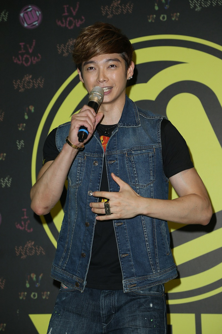 辰亦儒这几天乐开了花,直播间人气随着炎亚纶的瓜水涨船高.