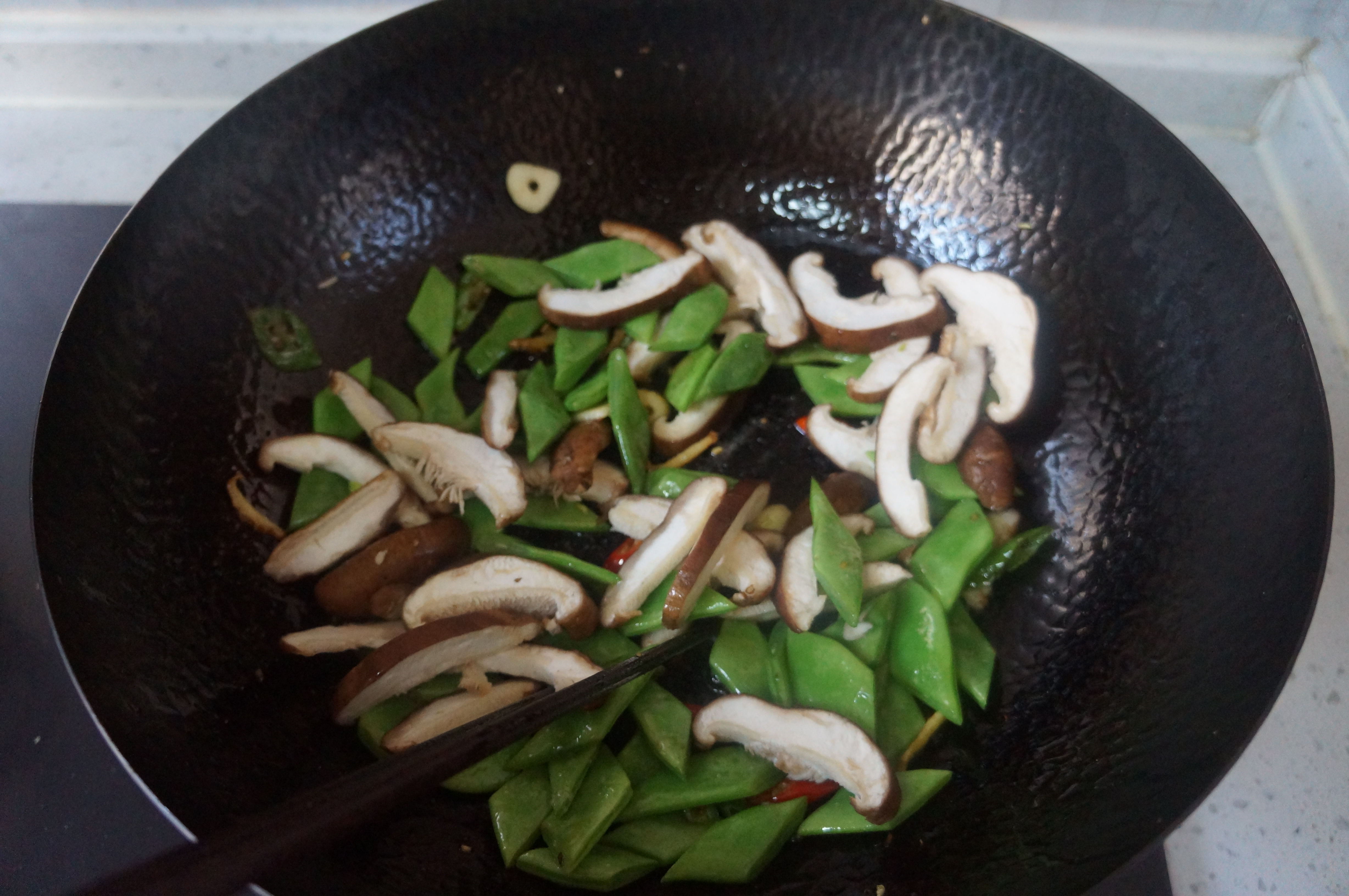 这几样搭配在一起,色彩鲜艳,口感丰富,几分钟炒好一盘菜,真香