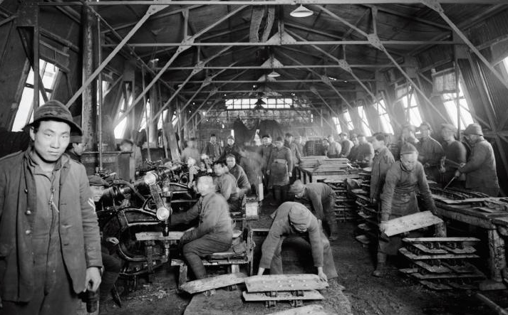 图片为民兵在兵工厂抓紧时间生产武器装备