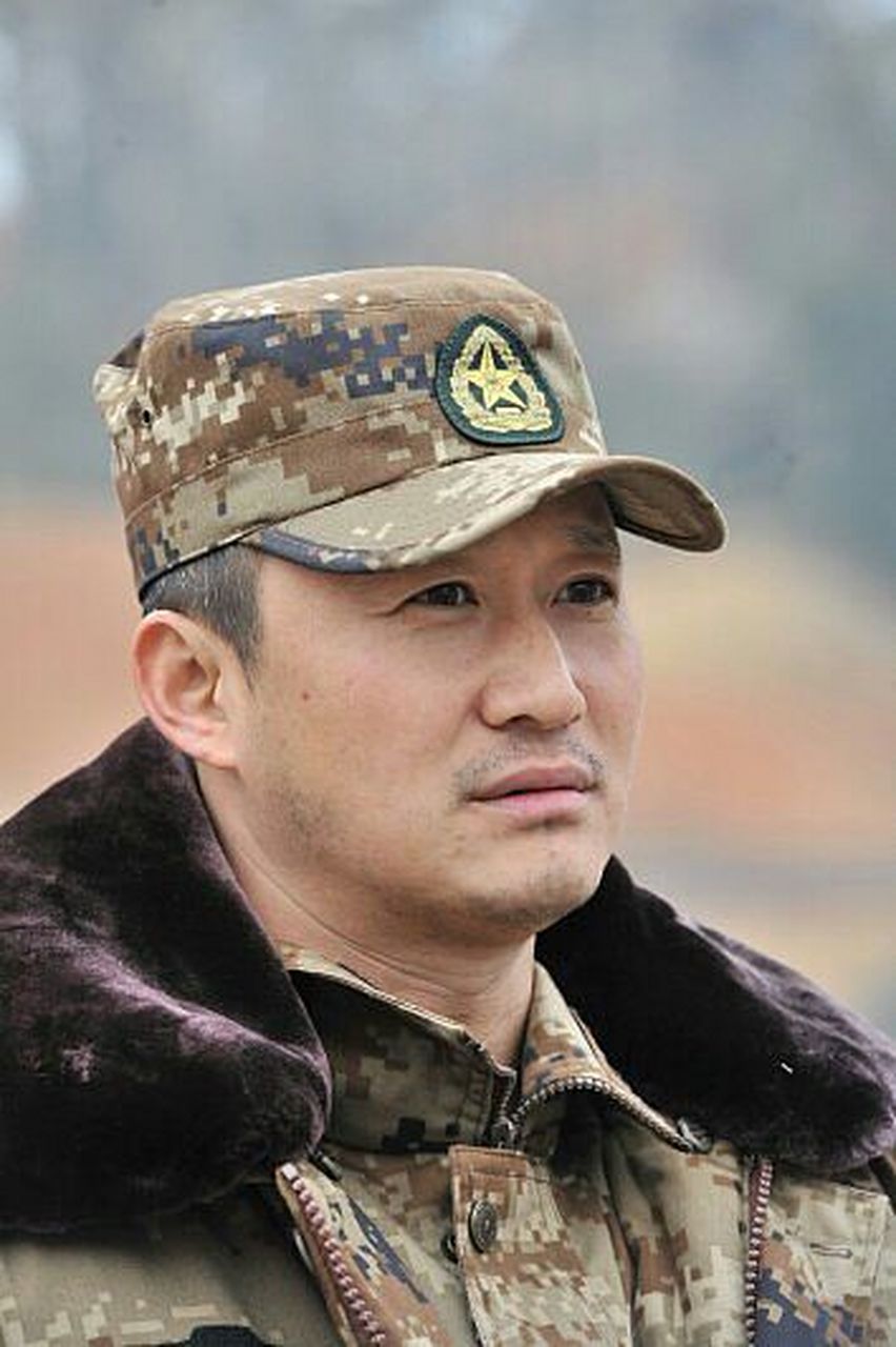 吴京在社交媒体上晒出一张身穿军装的照片,引发了激烈的争议