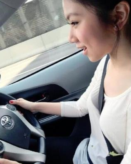 女生系安全带,怎样系才能化解尴尬?柳岩亲自示范!