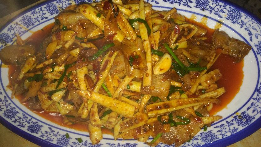 竹笋炒回锅肉味道独具一格,色泽棕红,咸鲜微辣,略带回甜