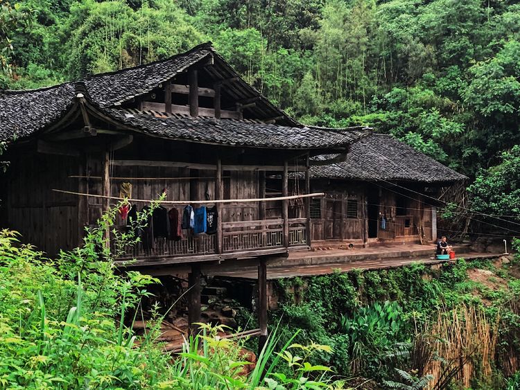 最美乡愁:吊脚楼下妈妈河边槌衣忙,那是家乡一道最美的风景线