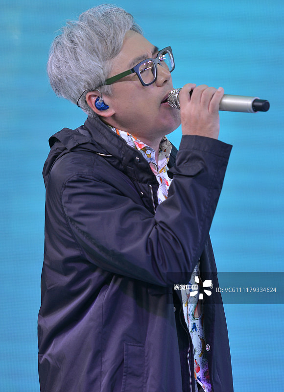 51岁张宇满头白发尽显老态 曾因无限期停工引粉丝心疼