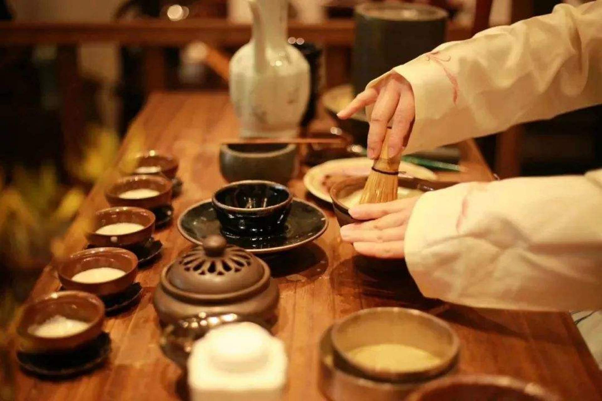 老去逢春如病酒,唯有,茶瓯香篆小帘栊.