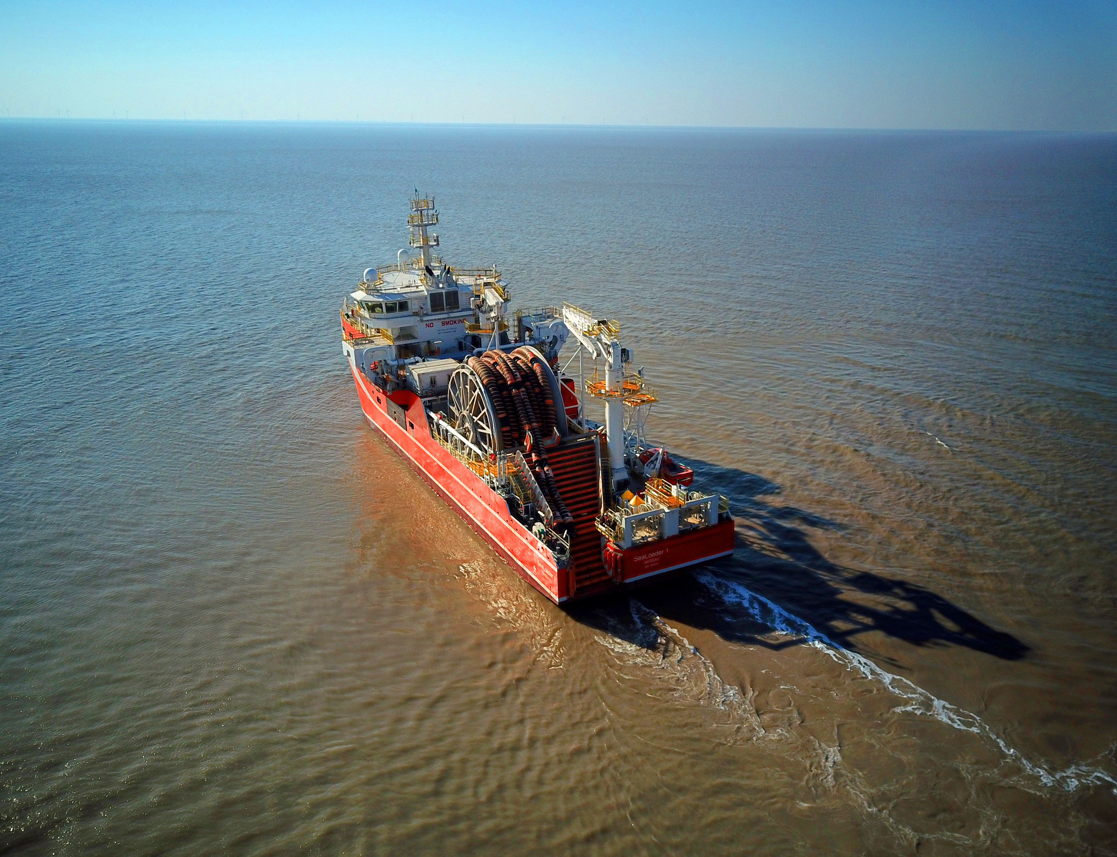 (经济)(6)江苏南通:新型海洋原油转驳船出海试航