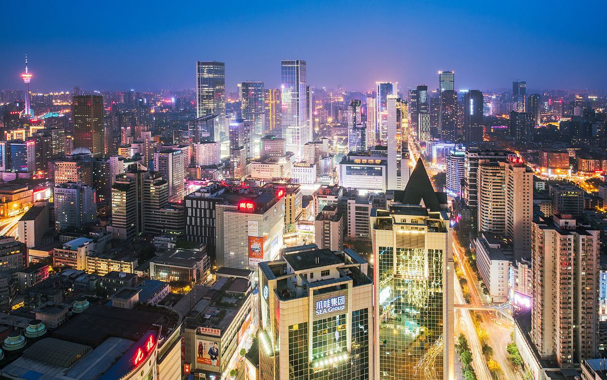 及时行乐,随遇而安,成都人高楼大厦下的返璞归真