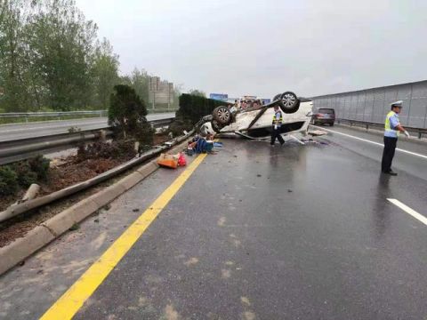 雨中奔馳失控撞向黑色