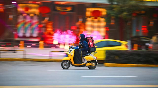 外賣小哥雨中送餐摔倒,客戶不斷辱罵,小哥痛哭流涕