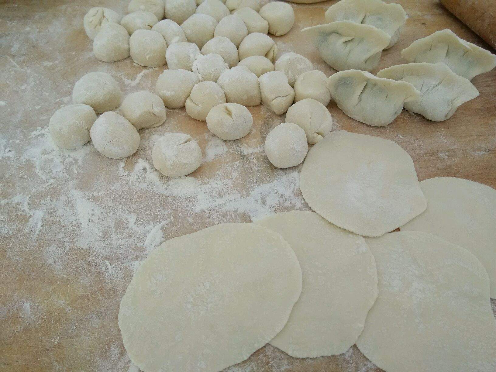 做饺子和面时,要牢记多加这两样,饺子皮薄馅多,劲道不破皮!