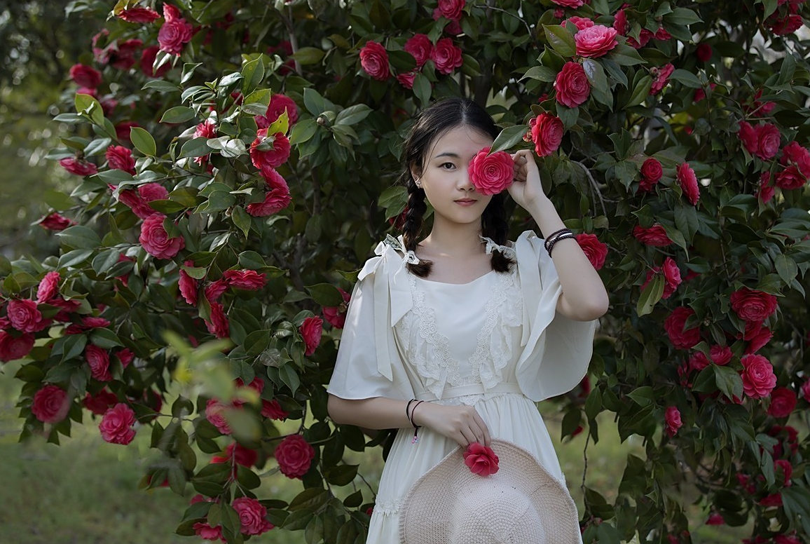 春天用花当拍照道具,这些姿势你可要学学,简单好看也自然