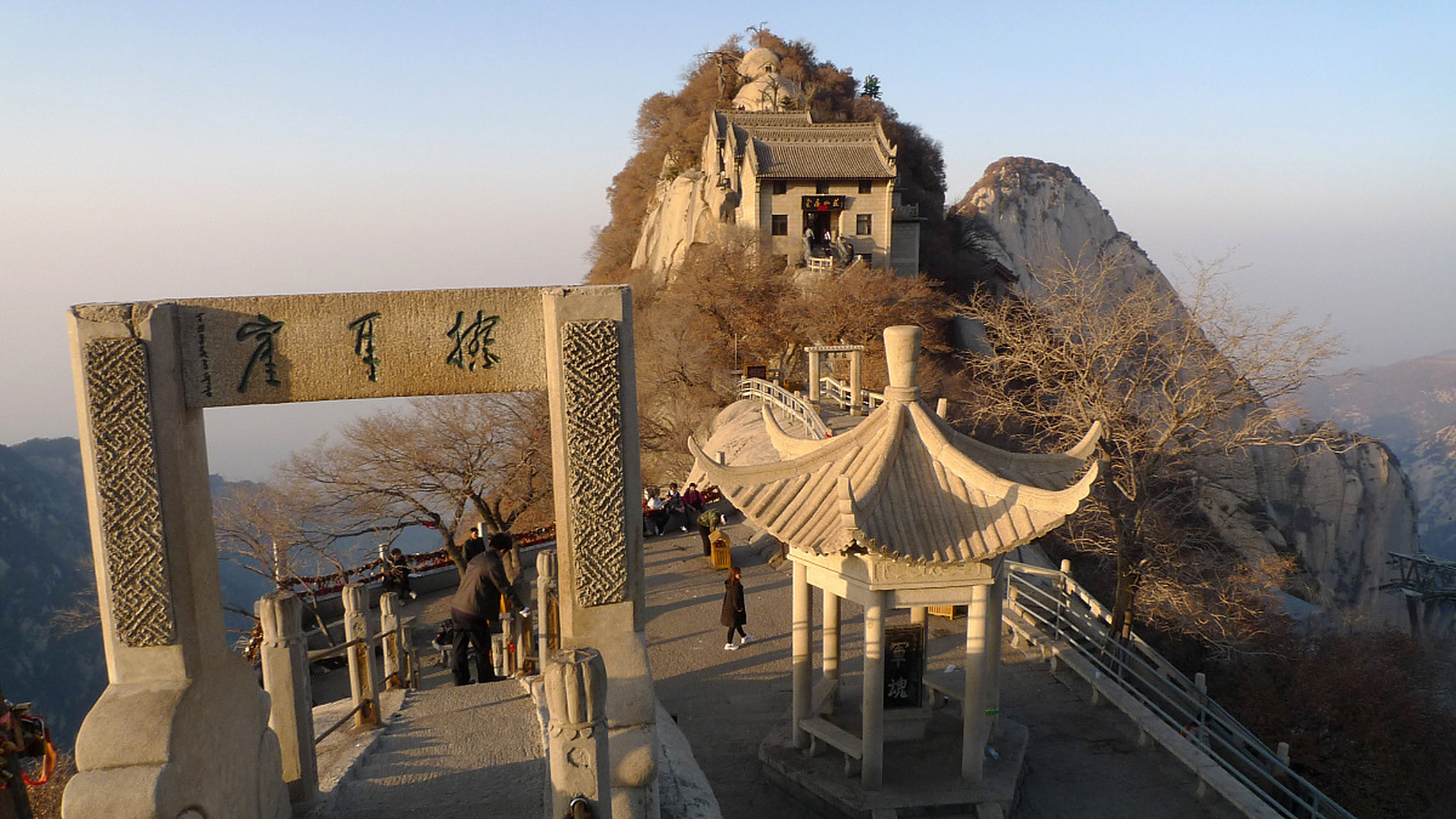 西安骊山位于陕西省西安市临潼区环城东路3号,是秦岭山脉的一个支脉