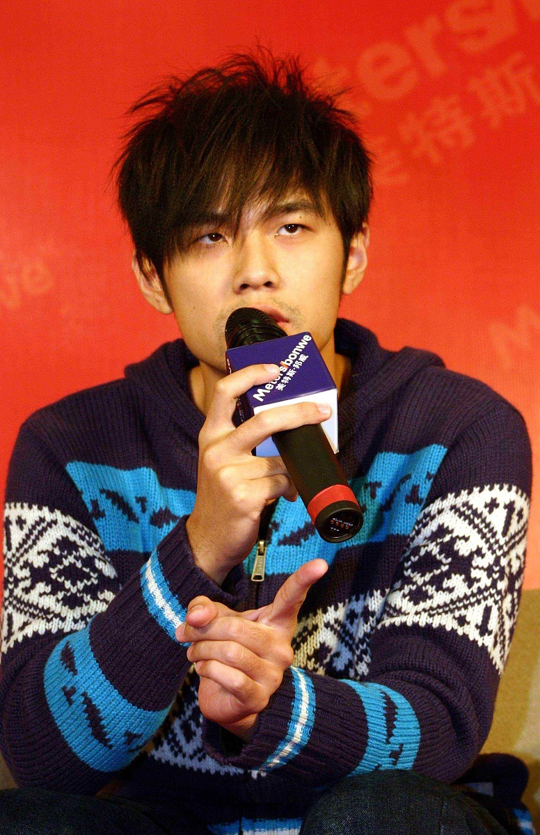 监控屏上飙升的曲线,手抖得差点打翻咖啡