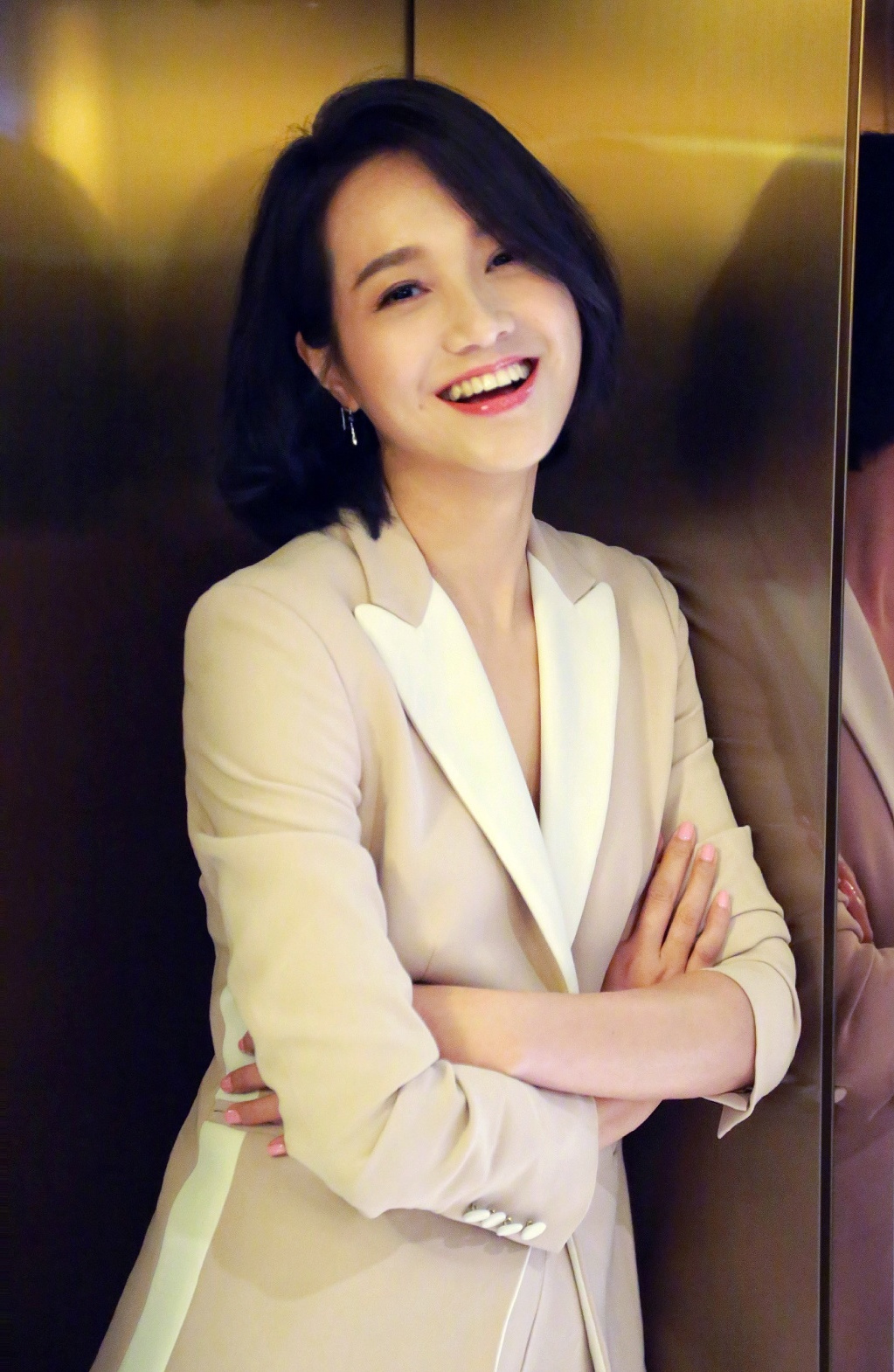 朱丹晒与女儿机场照,小小丹头戴小红帽,十分俏皮可爱!