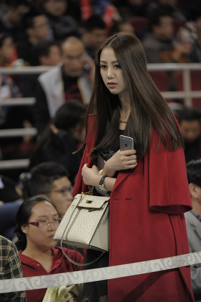 cba最美太太陈露近况,住孙悦美国豪宅,与26岁小鲜肉约会#陈露#