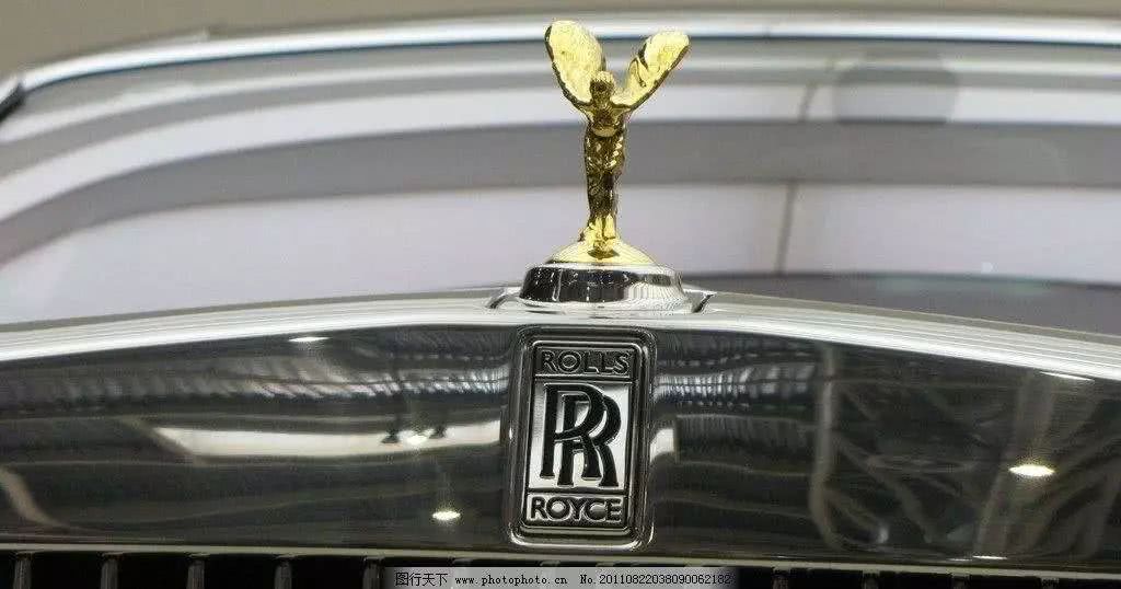 镇江某小区婚闹,掰断了百万豪车的车标,损失费高达