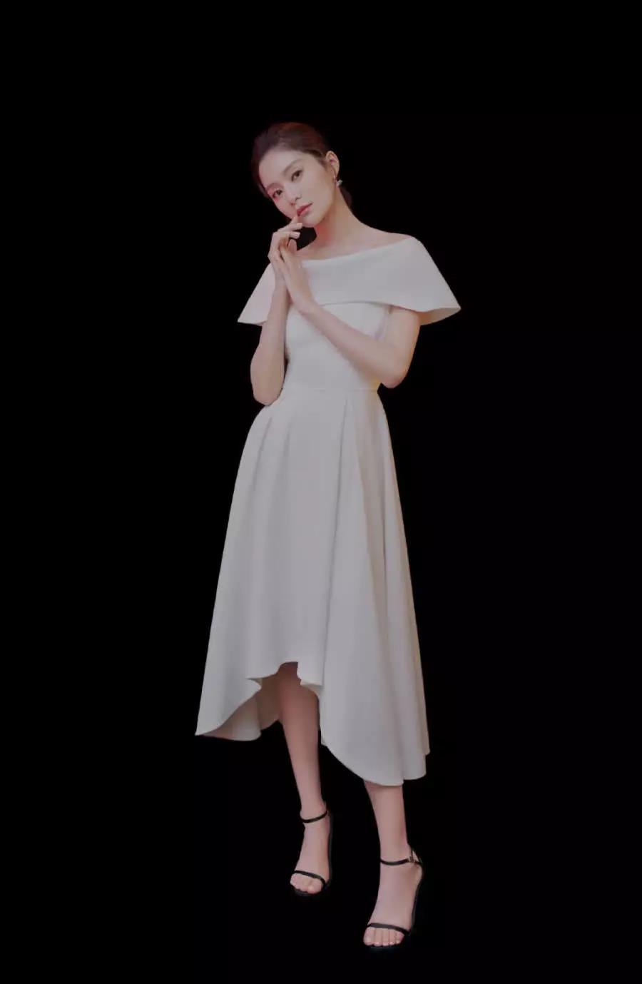 佩服王媛可,只把收腰上衣塞进开叉包臀裙,穿出来比卖家秀还好看