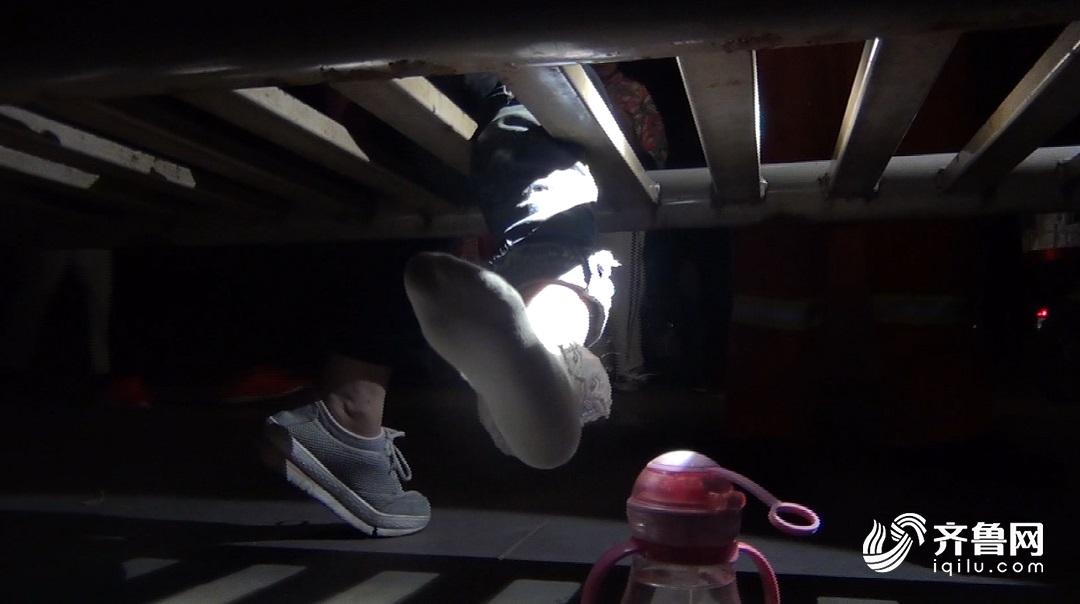 59秒丨临沂一小女孩腿卡入健身器材 消防官兵紧急救援