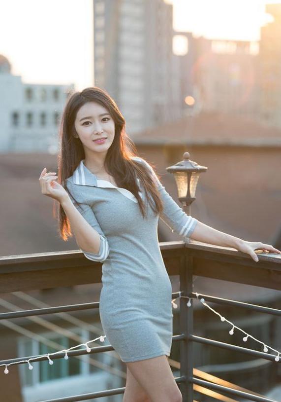 清秀可人的小姐姐,一条粉红色裙子,穿出轻熟女的娇媚风韵.