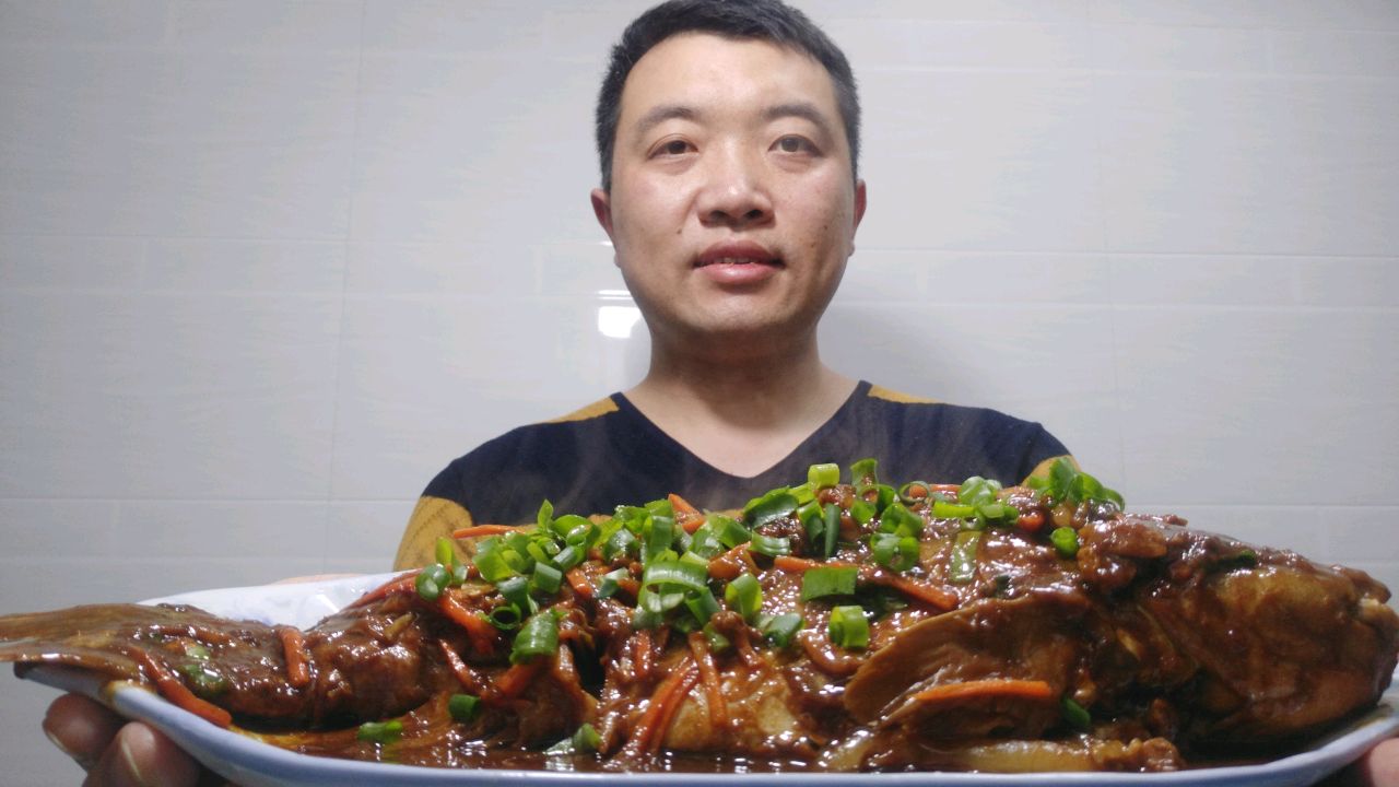 家常炖鲤鱼的做法,肉质鲜美,酱香浓郁,好吃到流口水