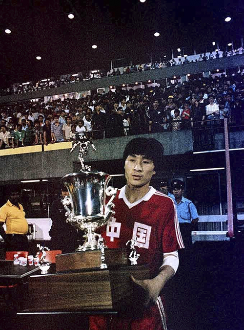 前国足球星古广明近况,曾被对手踢断腿,退役后创办足球学校