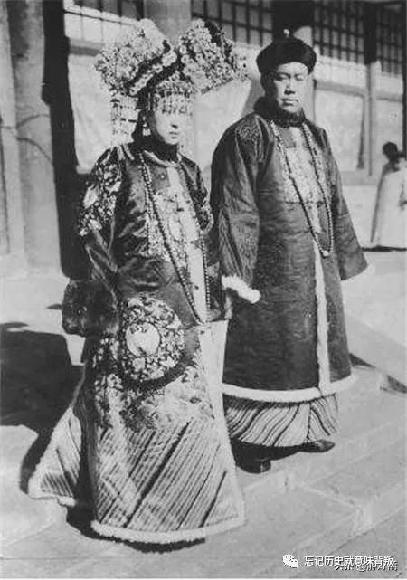 清朝罕见的"夫妻"合照,清晰自然,最后一张妻子美得倾国倾城!