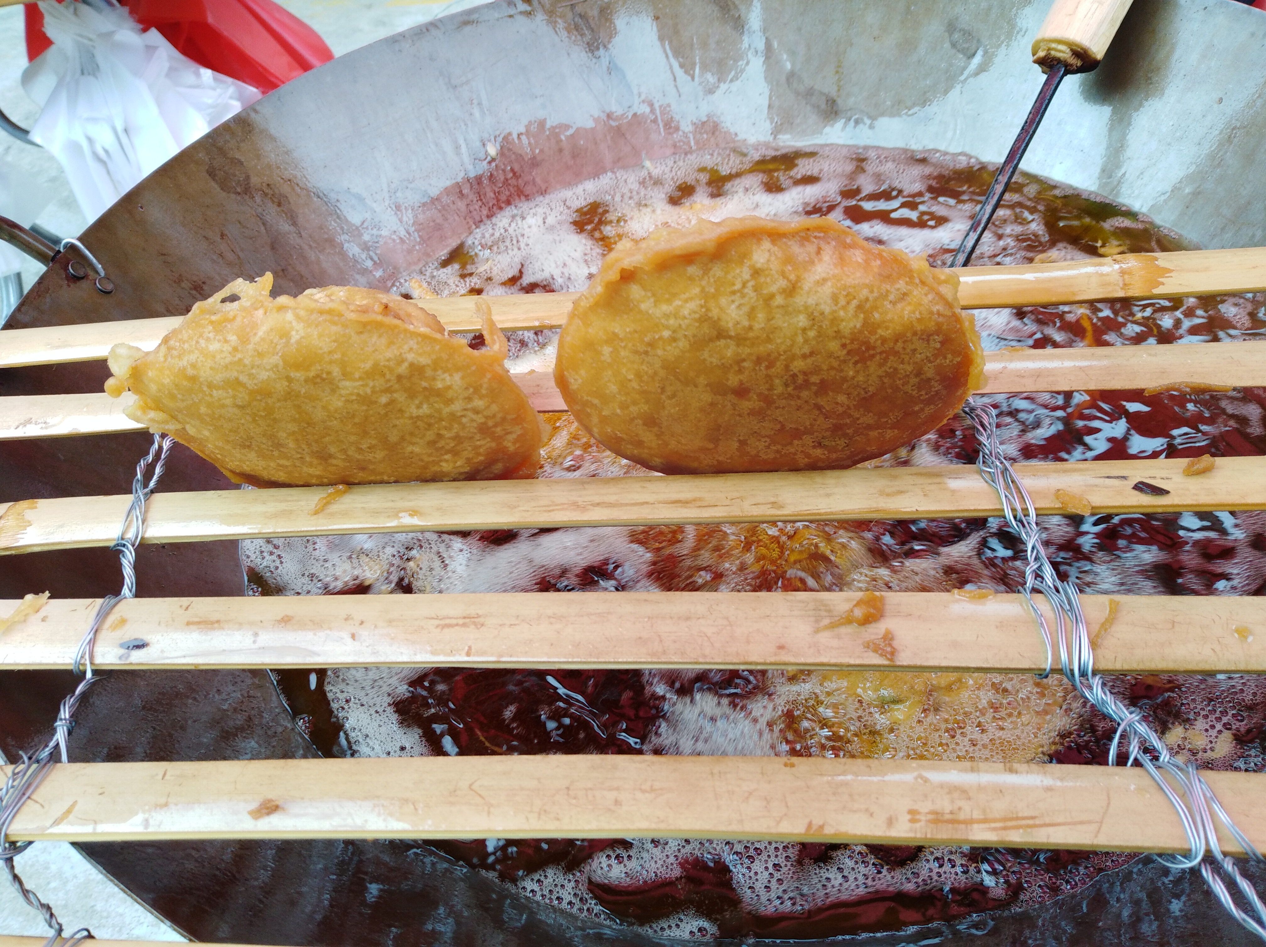 惠东梁化的街边小食:油糍,又香又脆好吃到停不了口,好大的一个才卖两