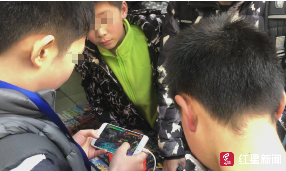 小学生扎堆文具店抽卡玩手游 律师:校门口提供网游服务涉违法