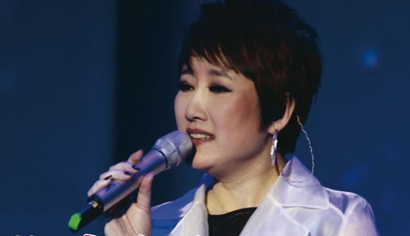 她是"和珅"的前妻,26岁上春晚连唱三首,如今仍单身风采依旧
