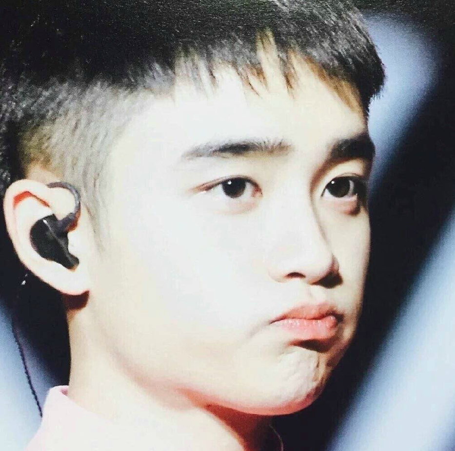 都暻秀,笑起来的时候眼里有星星,可爱到爆炸!